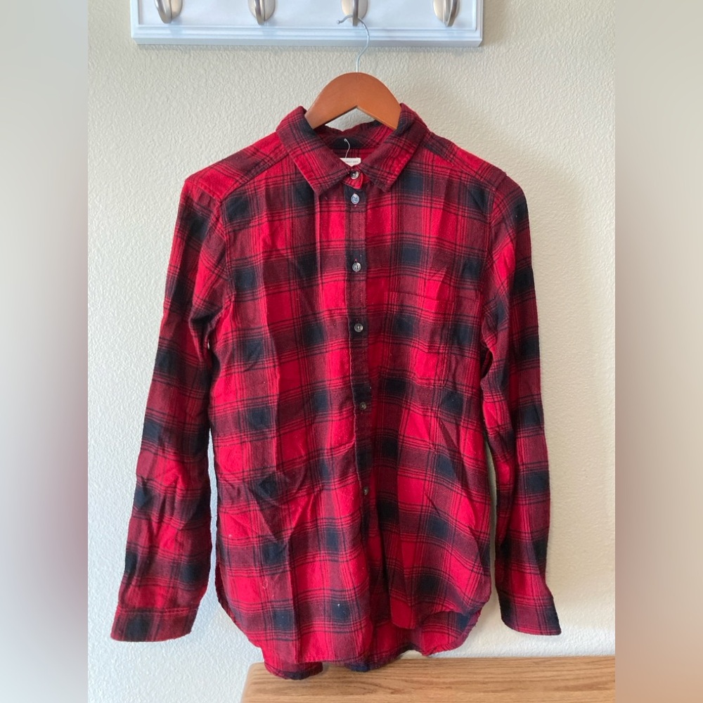 American Eagle Outfitters Women’s Red and Black Plaid Flannel Button Down Shirt